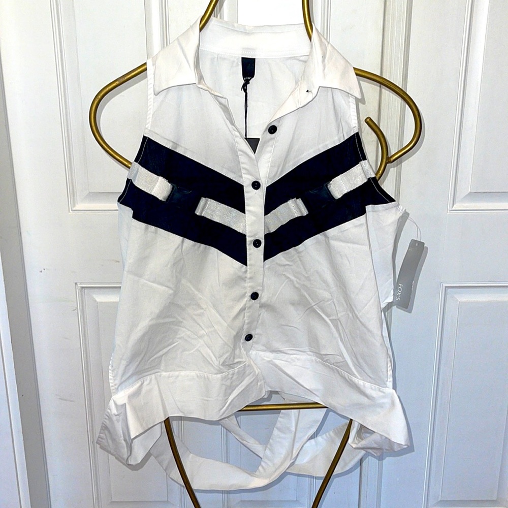 H4 NWT. buckle loop back top